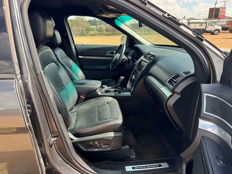 2016-ford-explorer-image-14