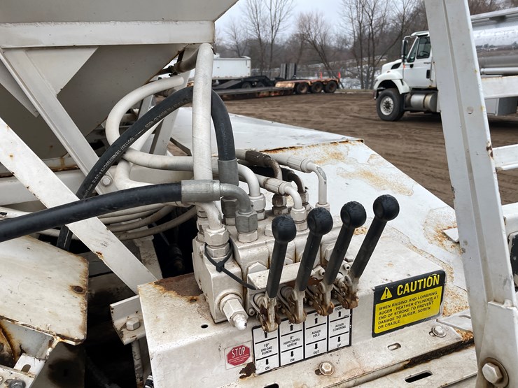 #1038-•-2005-freightliner-grain-truck-(has-mn-title)-image-32