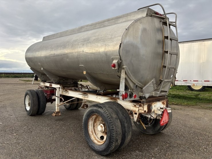 1987-clough-4,500-gallon-t/a-tank-trailer-image-3