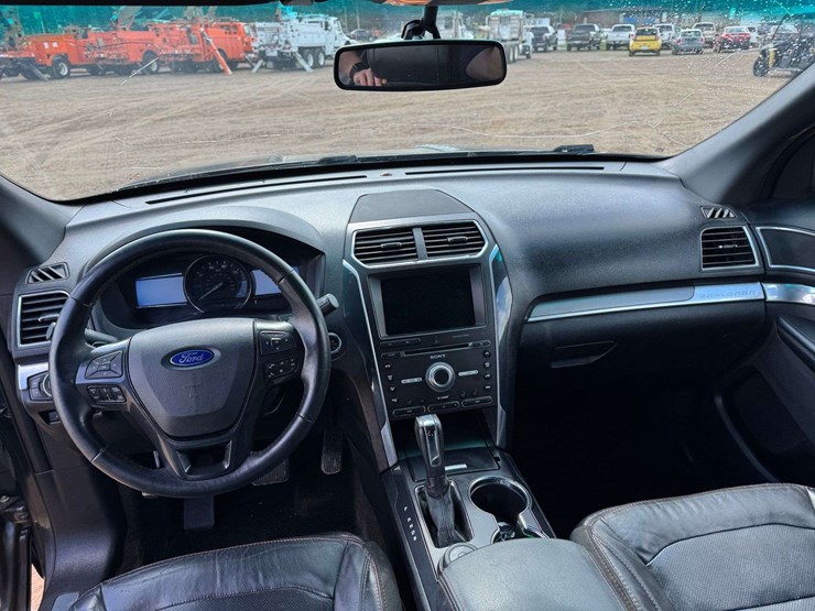 2016-ford-explorer-image-12