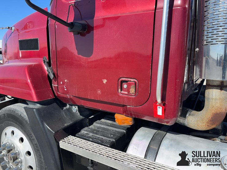 2001-mack-ch613-image-11