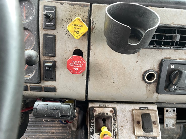 2000-freightliner-fl60-image-15