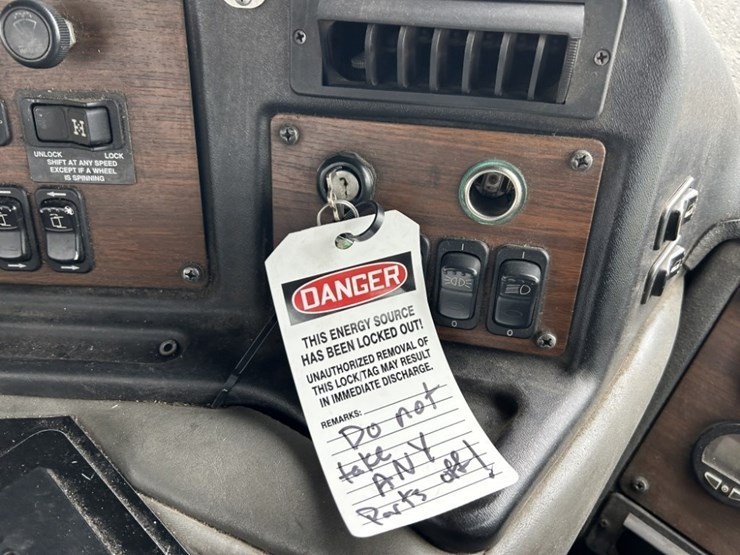 2014-peterbilt-320-image-26