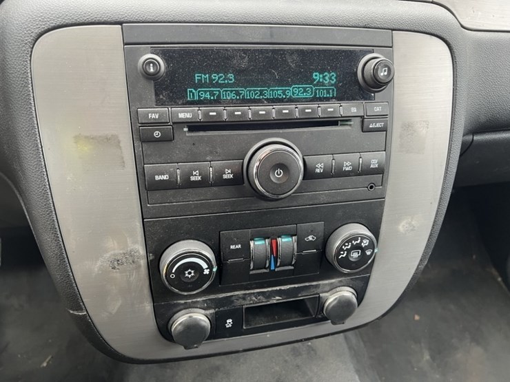 2012-chevrolet-tahoe-image-34