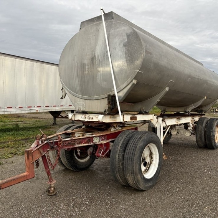 1987 Clough 4,500 Gallon T/A Tank Trailer