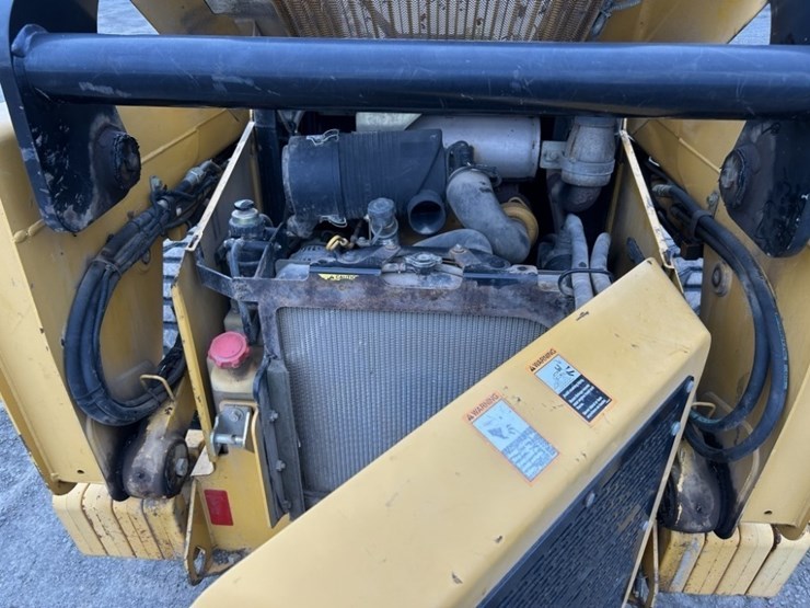 2005-john-deere-320-image-32