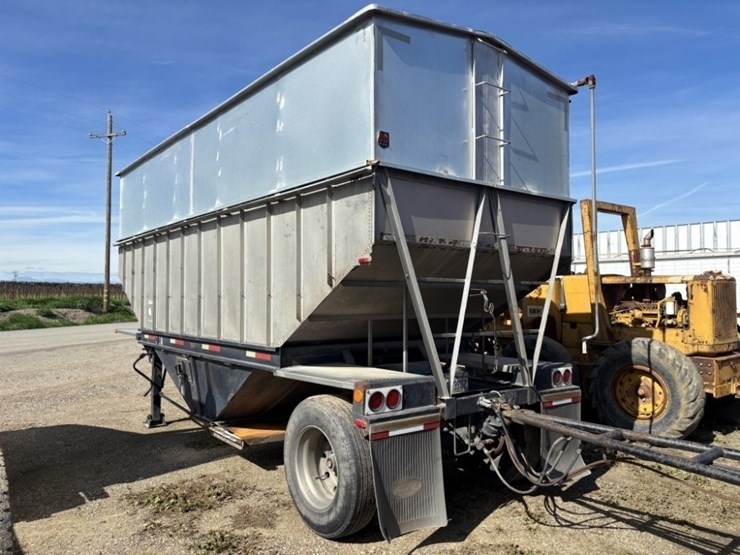 1976-titan-trailer-image-3