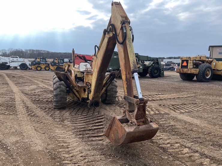 #1035-•-ford-backhoe-image-3