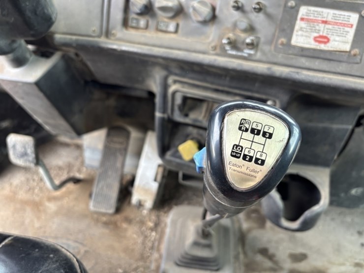 2001-peterbilt-357-image-39