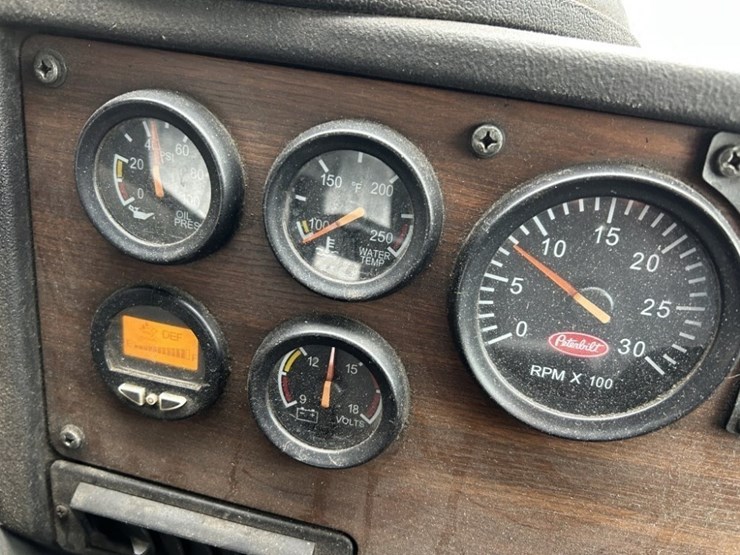 2014-peterbilt-320-image-32