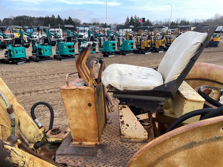 #1035-•-ford-backhoe-image-15