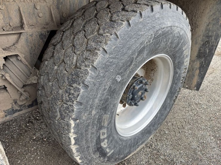 2001-peterbilt-357-image-11