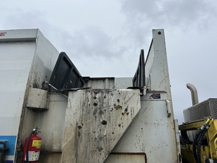 2014-peterbilt-320-image-40