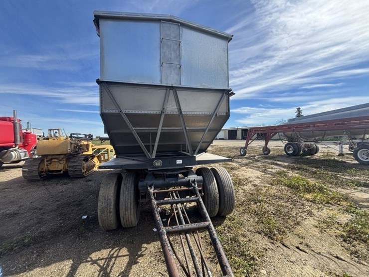 1976-titan-trailer-image-8