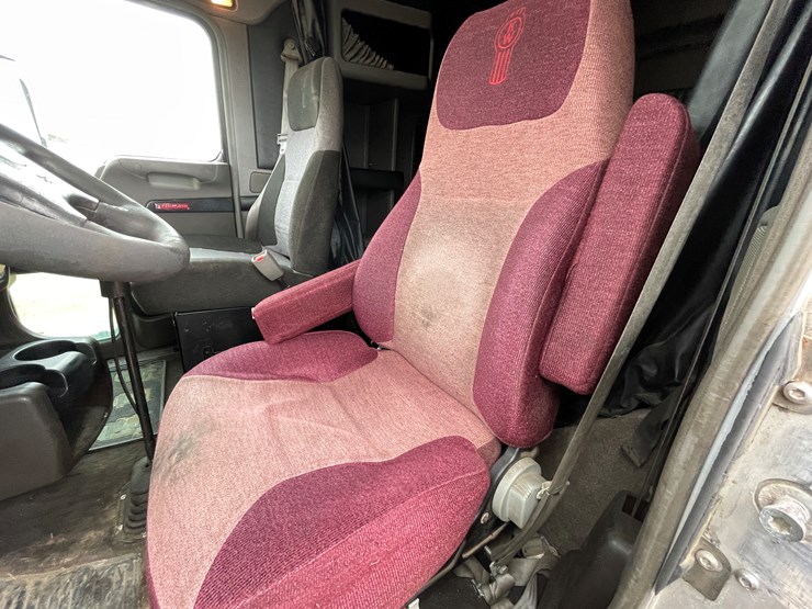 2012-kenworth-t660-image-36