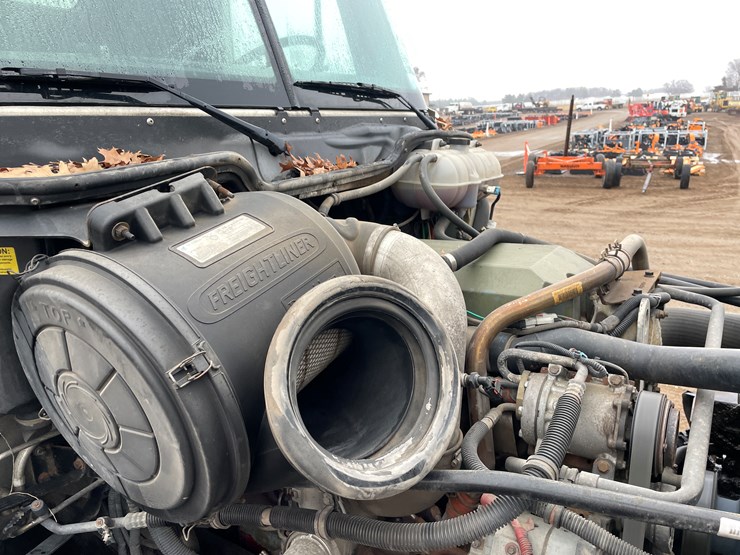 #1038-•-2005-freightliner-grain-truck-(has-mn-title)-image-15