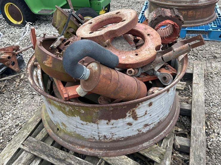 pallet-of-misc-ih-tractor-parts-(wf)-image-2