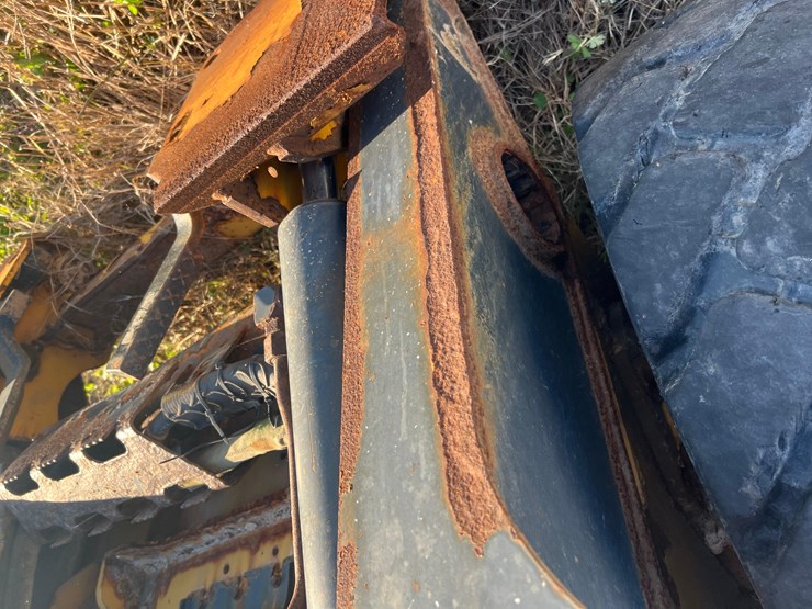 2012-deere-328e-image-22