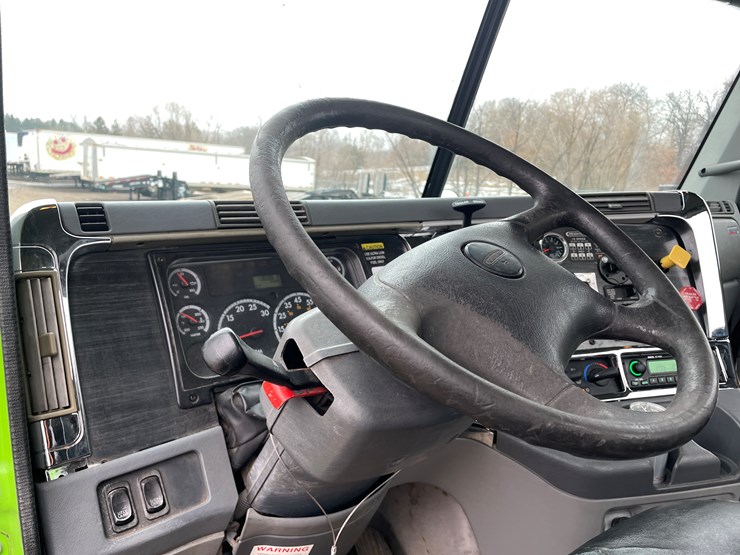 #1482-•-2009-freightliner-truck-tractor-(has-mn-title)-image-37