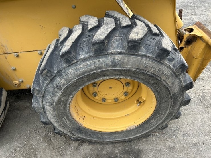 2005-john-deere-320-image-13