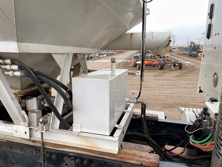 #1038-•-2005-freightliner-grain-truck-(has-mn-title)-image-42