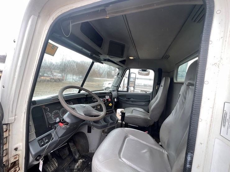 #1038-•-2005-freightliner-grain-truck-(has-mn-title)-image-48