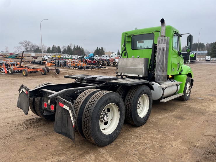 #1482-•-2009-freightliner-truck-tractor-(has-mn-title)-image-3