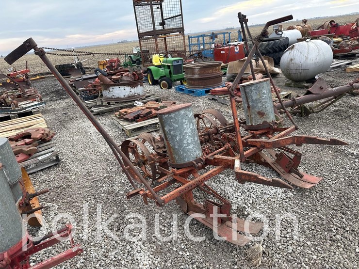 ih-fast-hitch-2-row-planter-(wf)-image-1