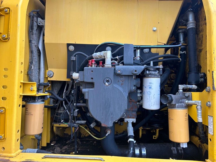 2015-komatsu-pc210-lc-10-image-21