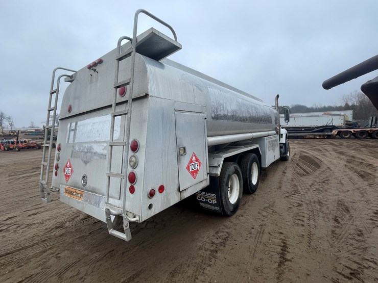 #1037-•-2009-international-navistar-fuel-truck-(has-mn-title)-image-4