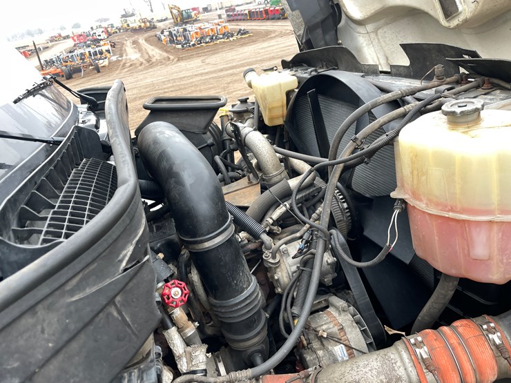 #1037-•-2009-international-navistar-fuel-truck-(has-mn-title)-image-11