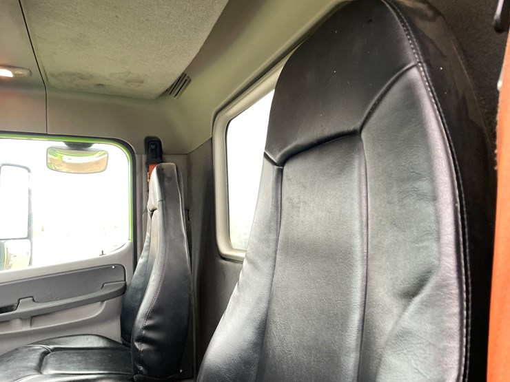 #1482-•-2009-freightliner-truck-tractor-(has-mn-title)-image-41