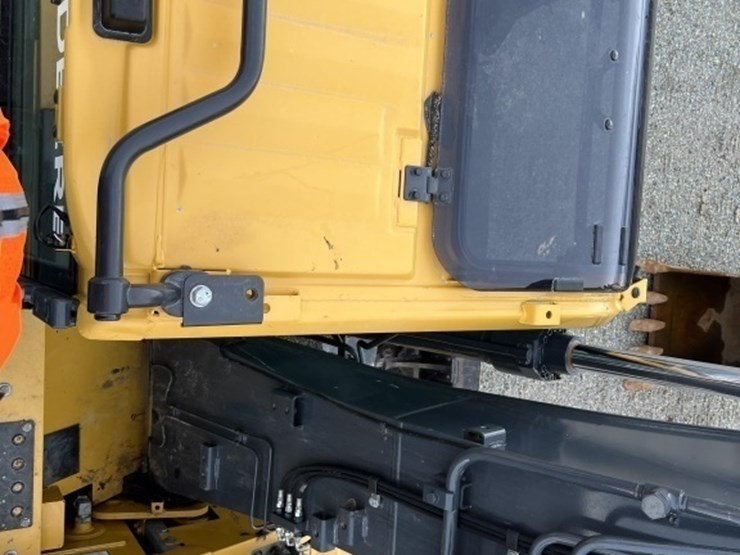 2021-deere-135g-image-27