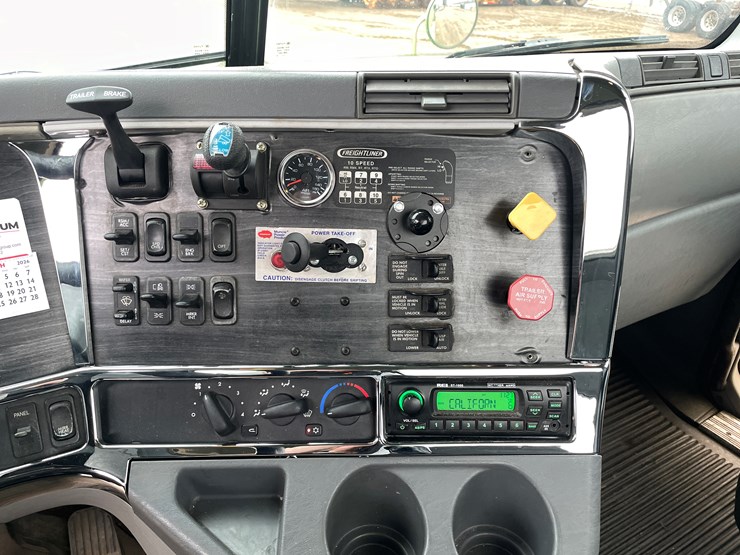 #1482-•-2009-freightliner-truck-tractor-(has-mn-title)-image-44