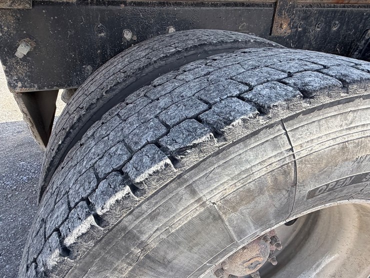 2004-peterbilt-379-image-24