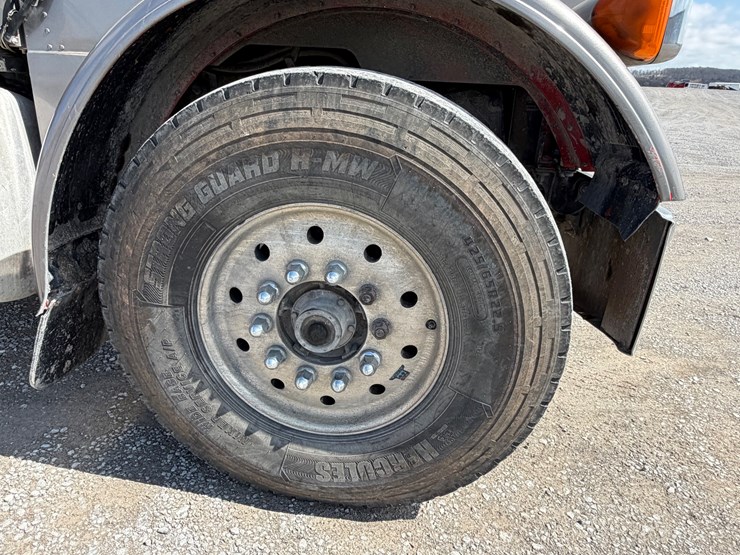 2004-peterbilt-379-image-15