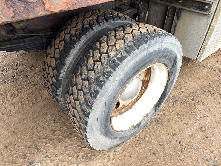 2000-freightliner-fl60-image-32