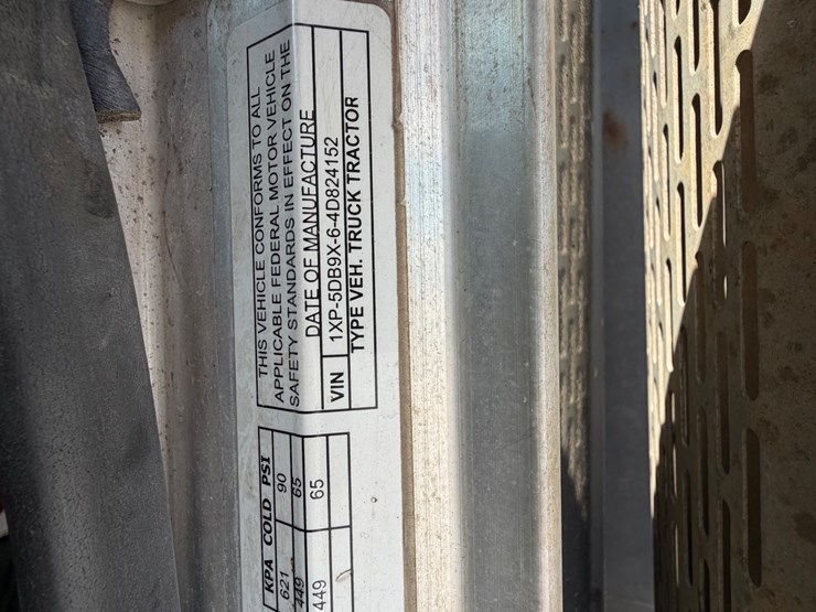2004-peterbilt-379-image-32