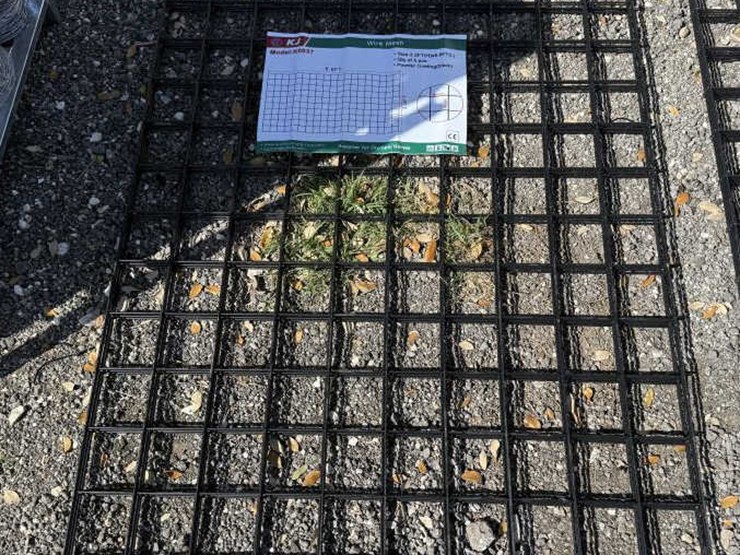 #19-•-(5)-panels-wire-mesh-approx:-3.3'-x-6.6'-image-2