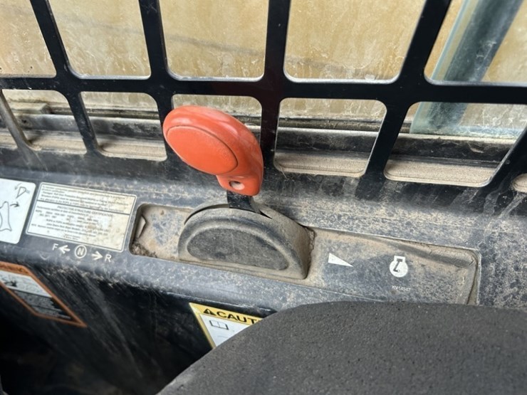 2005-john-deere-320-image-24