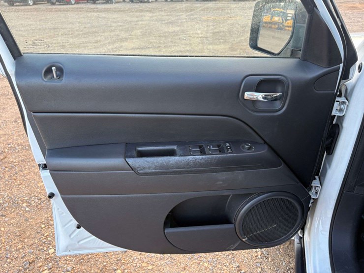 2016-jeep-patriot-sport-image-13