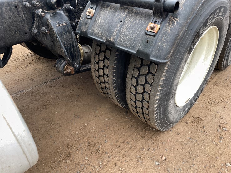 #1482-•-2009-freightliner-truck-tractor-(has-mn-title)-image-8