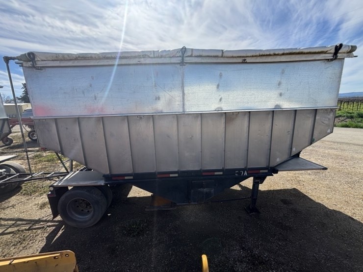 1976-titan-trailer-image-6