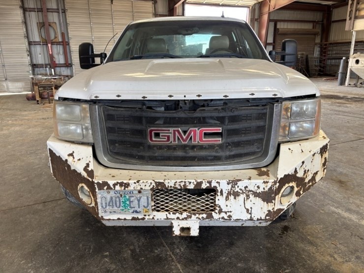 2010-gmc-sierra-2500-image-8