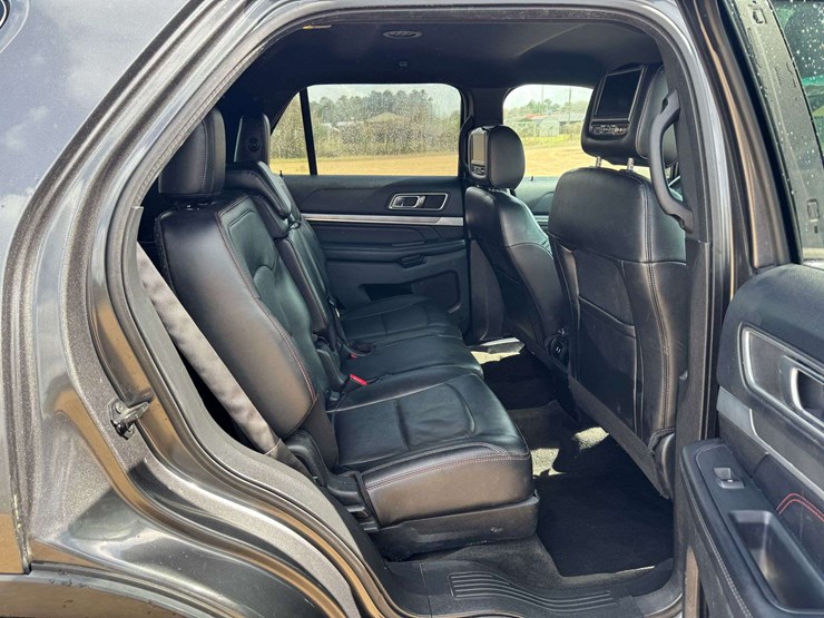 2016-ford-explorer-image-16