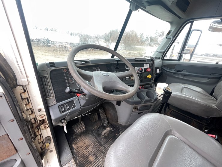 #1038-•-2005-freightliner-grain-truck-(has-mn-title)-image-49