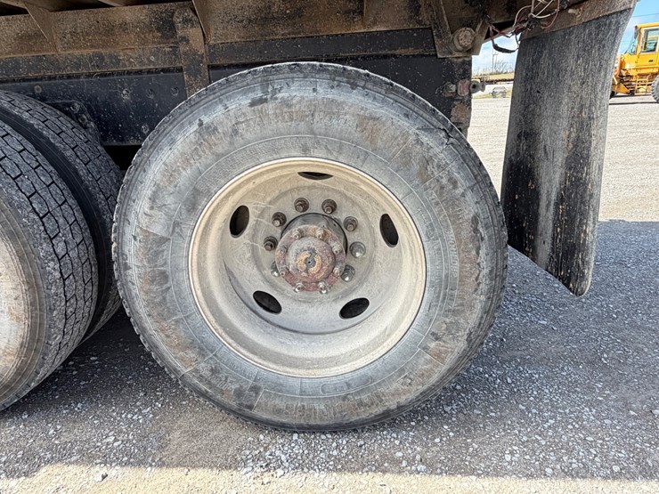 2004-peterbilt-379-image-7