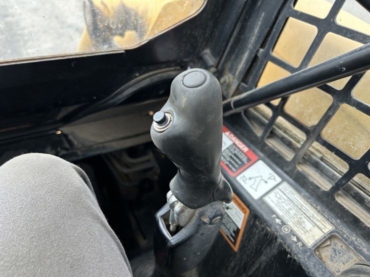 2005-john-deere-320-image-22