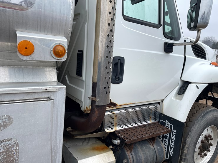 #1037-•-2009-international-navistar-fuel-truck-(has-mn-title)-image-52