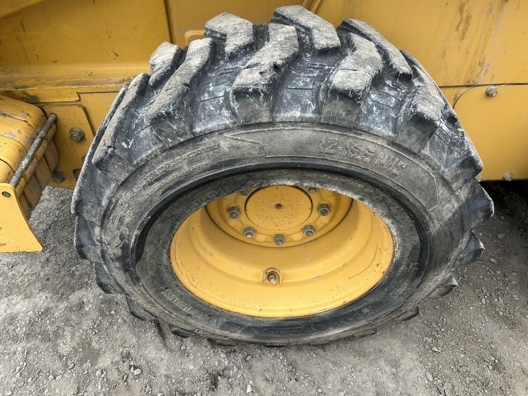 2005-john-deere-320-image-12